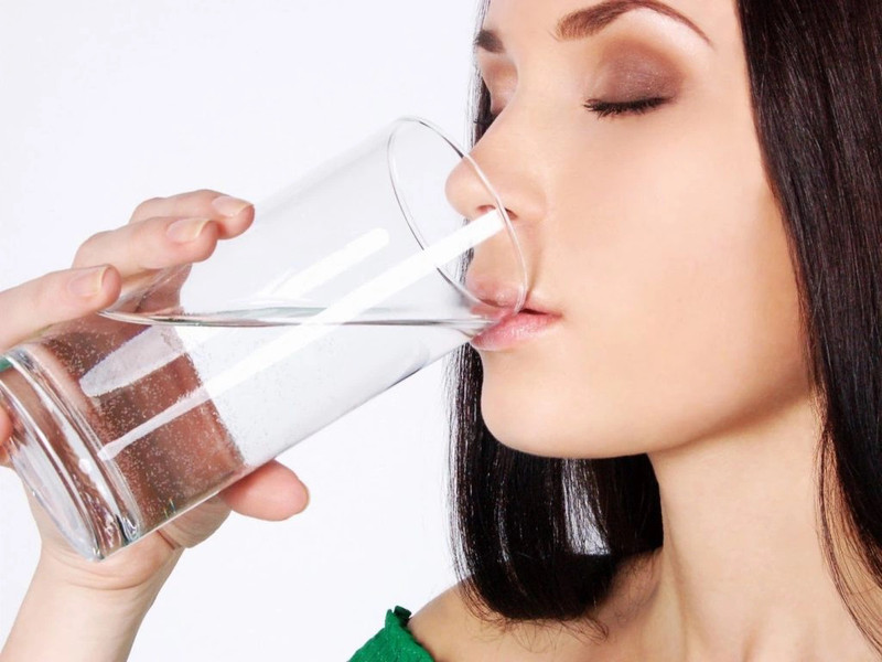 Súc miệng bằng nước muối ấm để làm dịu cảm giác ngứa rát khi ăn phải khoai ngứa