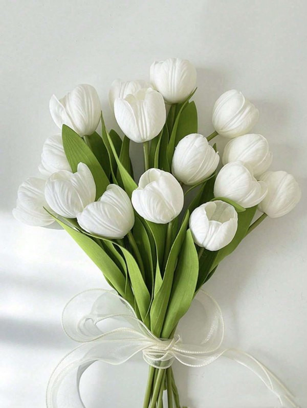 Hình ảnh minh họa bó hoa tulip trắng, thể hiện vẻ đẹp và chi phí khi tìm hiểu hoa tulip giá bao nhiêu