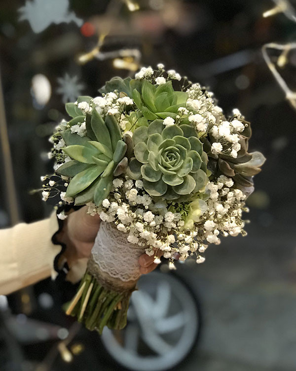 Bó hoa cưới cầm tay kết hợp sen đá và hoa hồng trắng