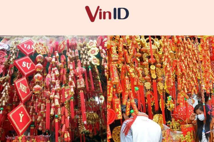 Dây pháo giấy đỏ trang trí các kích cỡ khác nhau trên cây quất ngày Tết