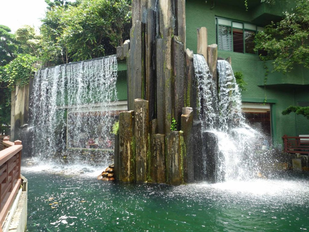Đài phun nước thác đá đẹp trong sân vườn