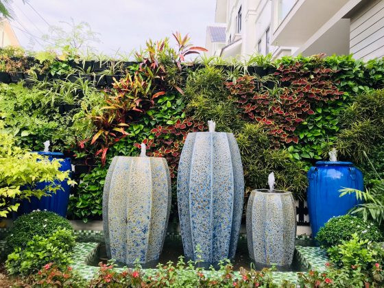 Thác nước tiểu cảnh đổ xuống hồ cá