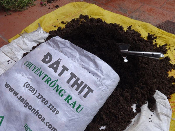 Tái sử dụng đất trồng rau sau thu hoạch giúp tiết kiệm chi phí và công sức.