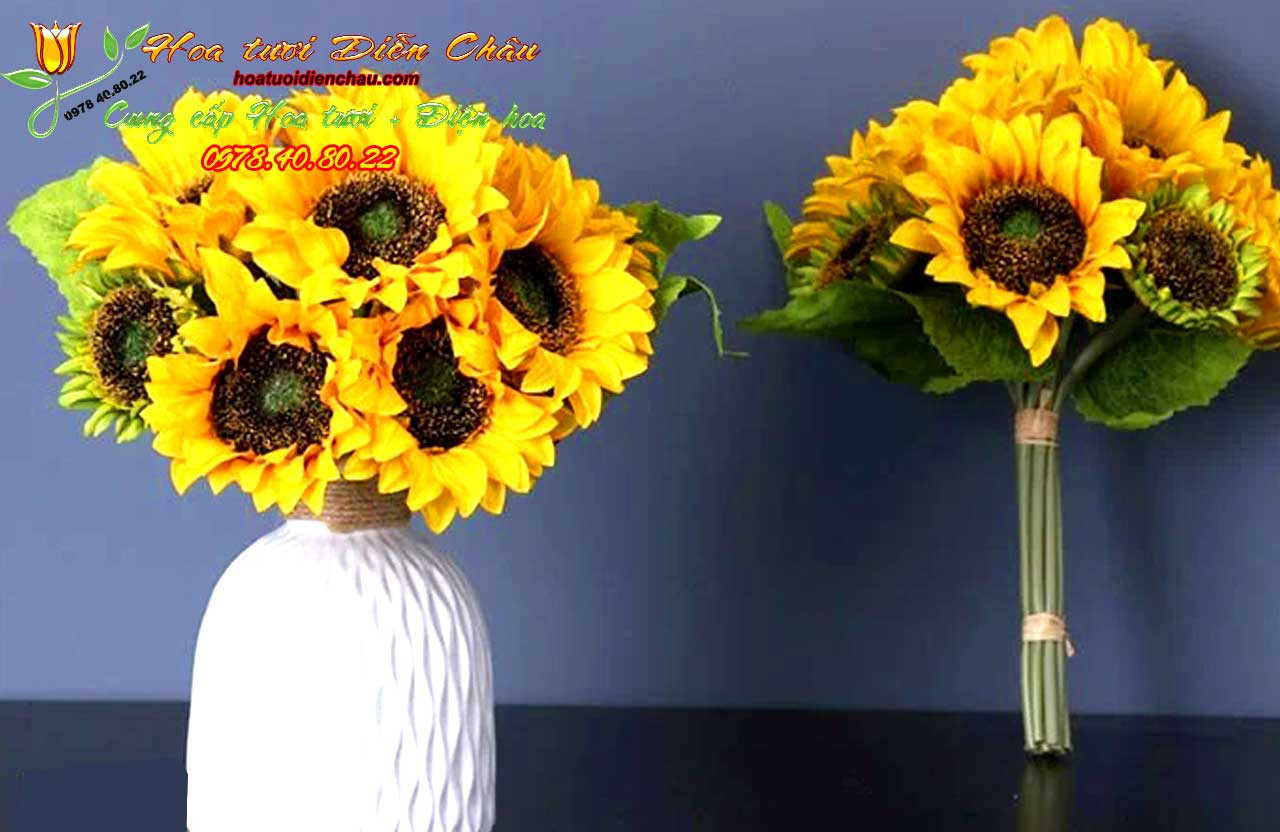 Bình hoa hướng dương 5 bông được cắm trang trọng trong lọ sứ, phù hợp để trang trí bàn thờ hoặc không gian linh thiêng, thể hiện cách cắm hoa hướng dương đơn giản.