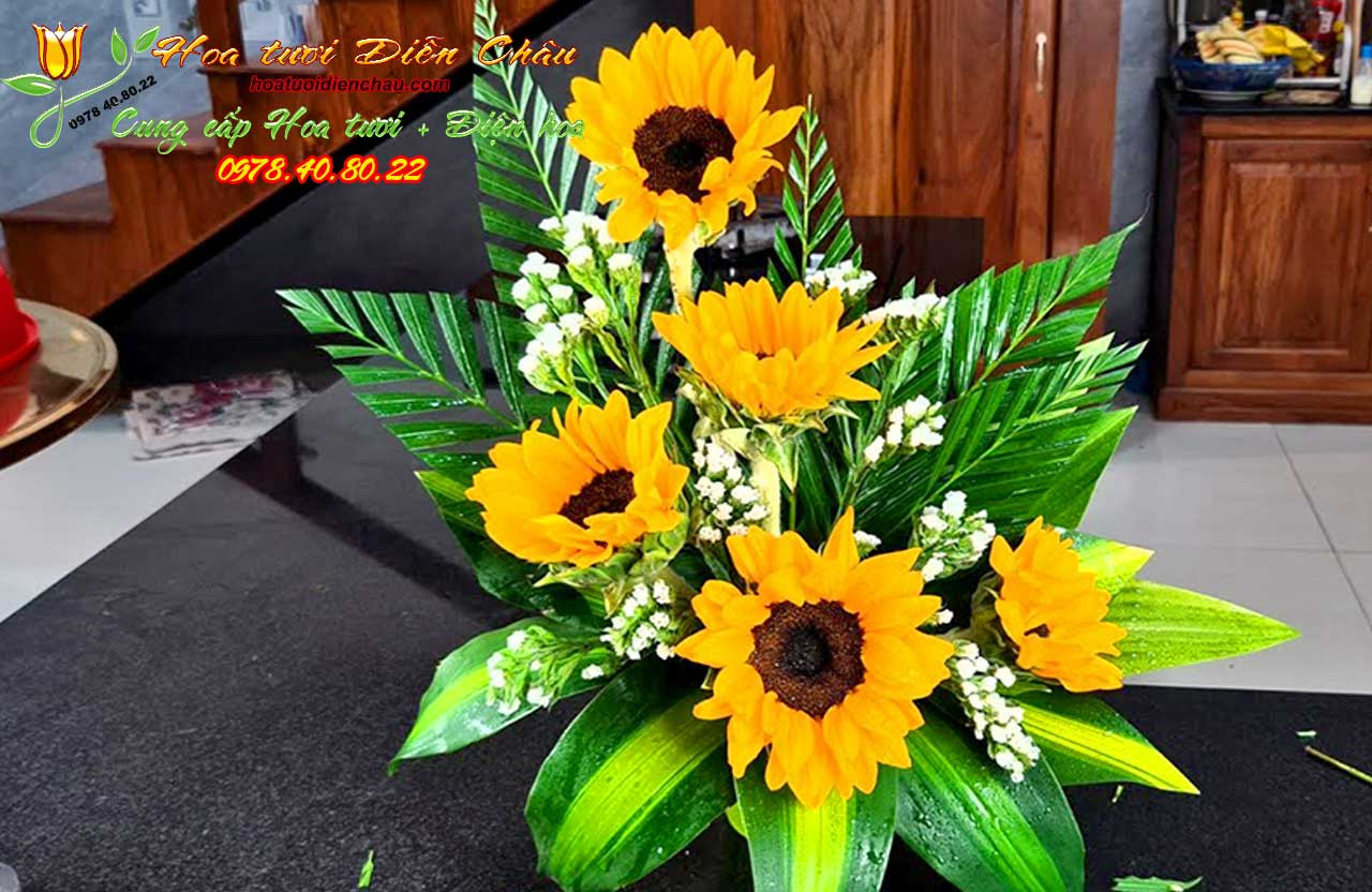 Giỏ hoa hướng dương nhỏ gọn để bàn, kết hợp cùng hoa lá điểm, phù hợp trang trí không gian làm việc hoặc nhà ở.