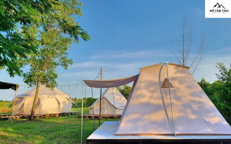 Khung cảnh lều trại và khu vực sinh hoạt chung tại KDL Camp Chill Cần Giờ