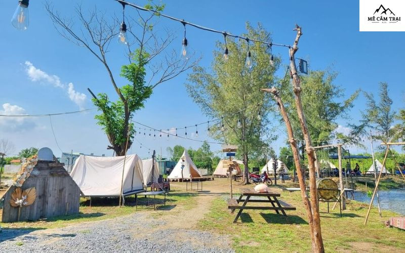 Lều trại được dựng gần bãi biển tại KDL Camp Chill Cần Giờ