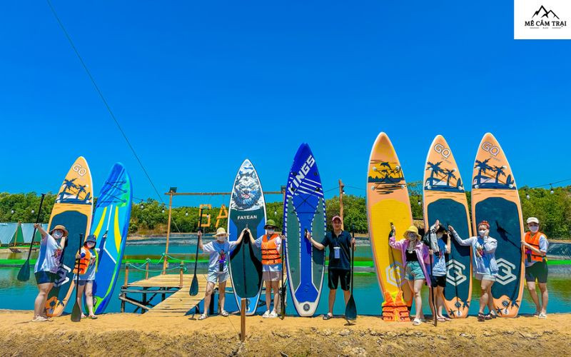 Du khách tham gia hoạt động chèo SUP trên sông tại Say Camp Forest Cần Giờ