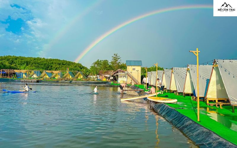 Tổng quan khu Say Camp Forest Cần Giờ với nhiều lều trại và cây xanh