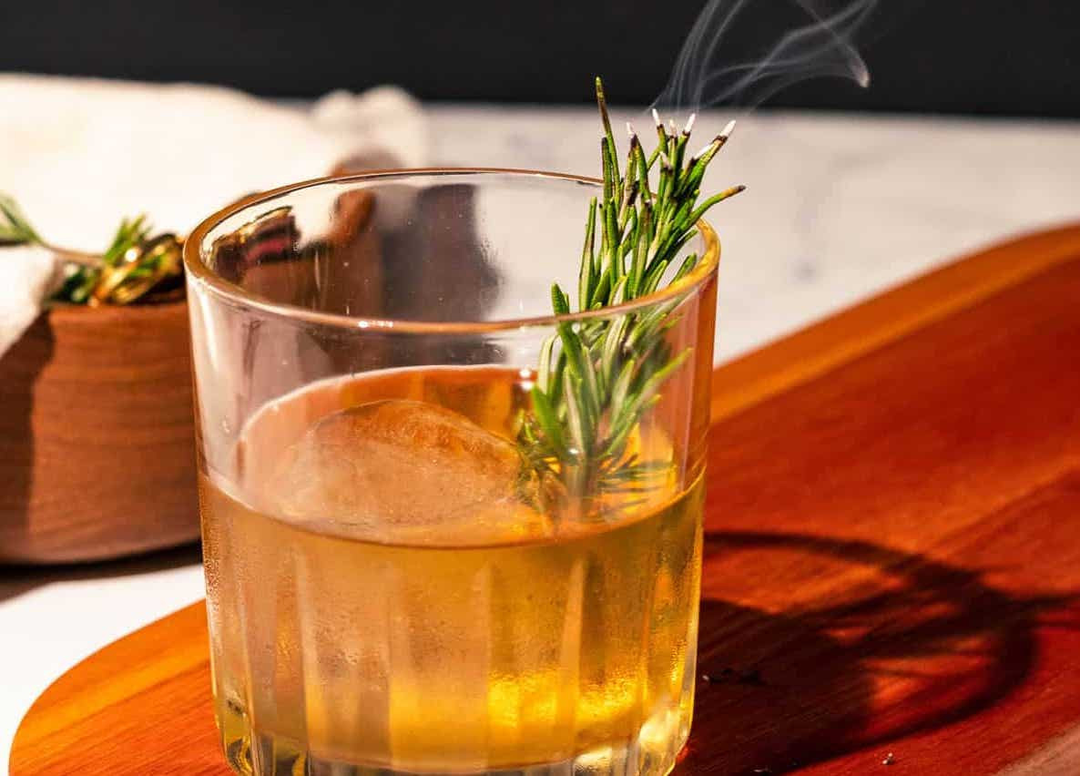 Lá hương thảo được sử dụng trong đồ uống hoặc món ăn