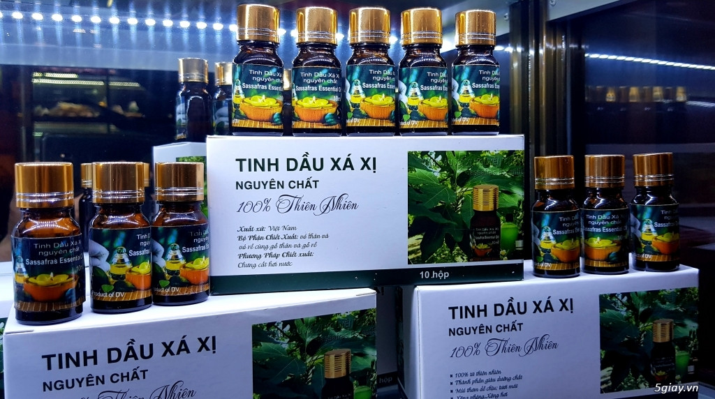 Lọ tinh dầu được chiết xuất từ gỗ xá xị