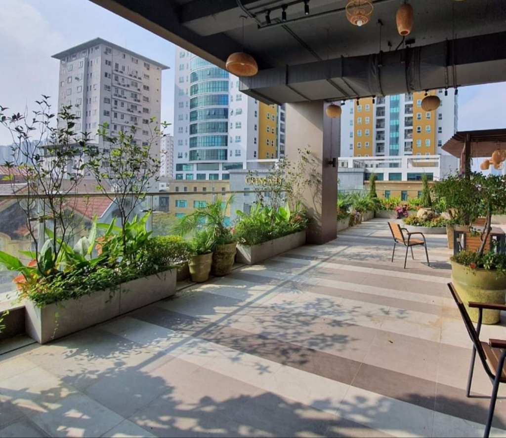 Trang trí sân thượng hiện đại với chậu chữ nhật trồng cây chất liệu fiber cement