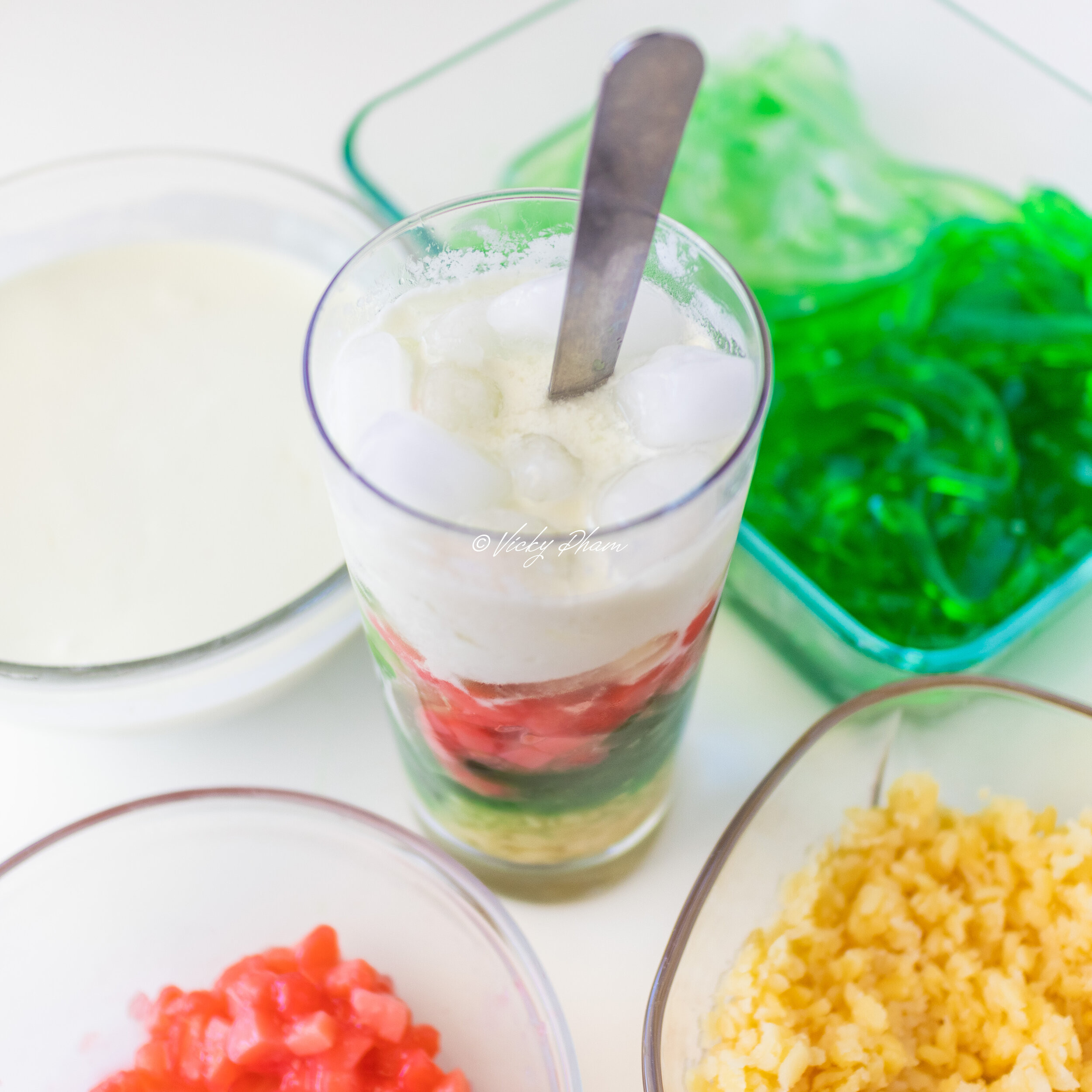 Chè sương sa hạt lựu ba màu giải nhiệt mùa hè