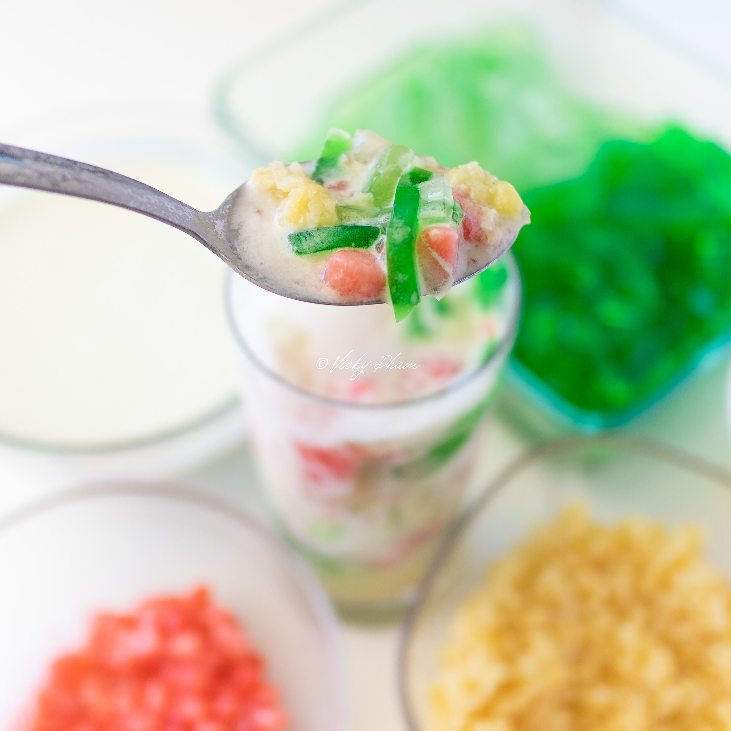 Cận cảnh các lớp thành phần của món chè sương sa hạt lựu trước khi thêm nước cốt dừa và đá