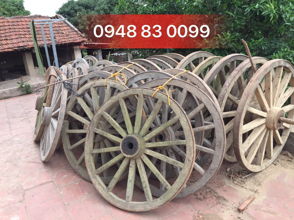 Bánh xe bò gỗ cổ, cũ kỹ mang vẻ đẹp thời gian