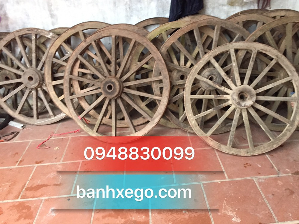 Tấm trang trí làm từ bánh xe bò gỗ