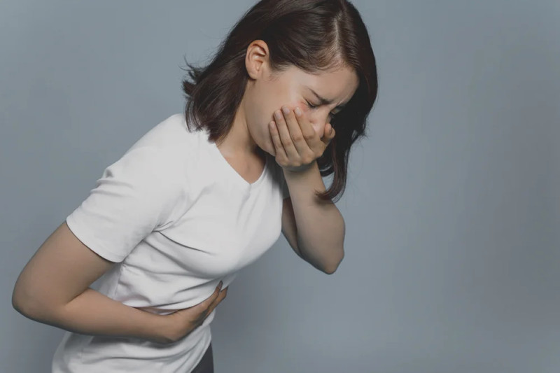 Triệu chứng buồn nôn, đau bụng do ngộ độc hoa tử đằng.
