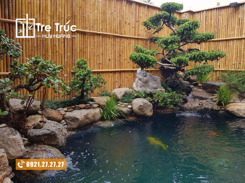 Mẫu hàng rào tre kết hợp tiểu cảnh hồ cá koi và cây bonsai