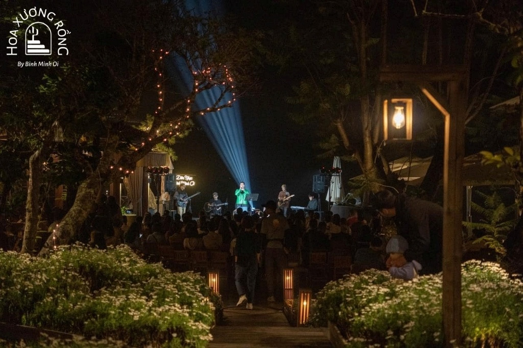 Biểu diễn acoustic tại Tiệm cà phê Bình Minh Ơi Đà Lạt