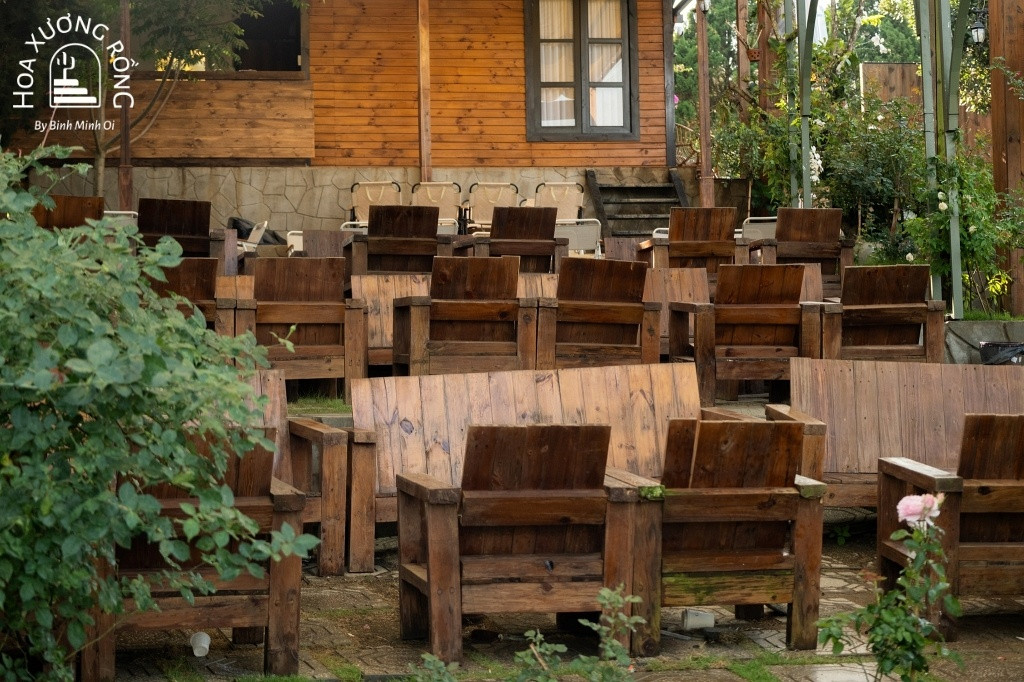 Nội thất gỗ ấm cúng tại Cafe Gạch Since 1988