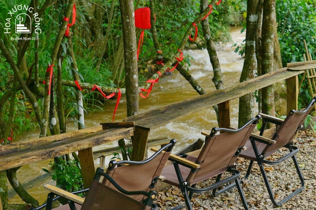 Quán cafe Lỡ Đà Lạt bên bờ suối mát mẻ