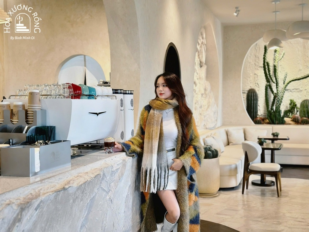 Không gian nội thất ấm cúng tại Hoa Xương Rồng Cafe Đà Lạt