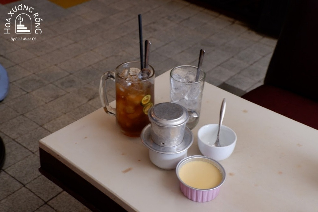 Ly cà phê truyền thống tại Cafe Tùng Đà Lạt
