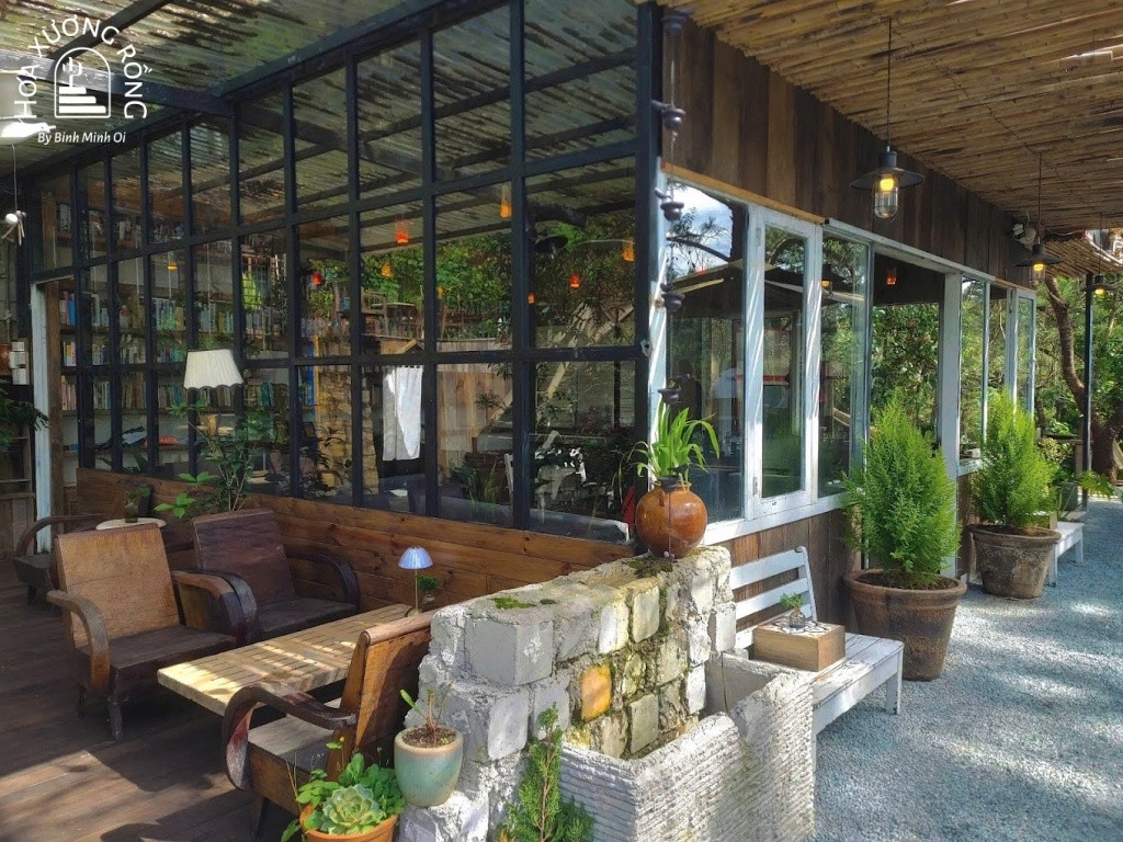Không gian nội thất rộng rãi của Thông Ơi coffee