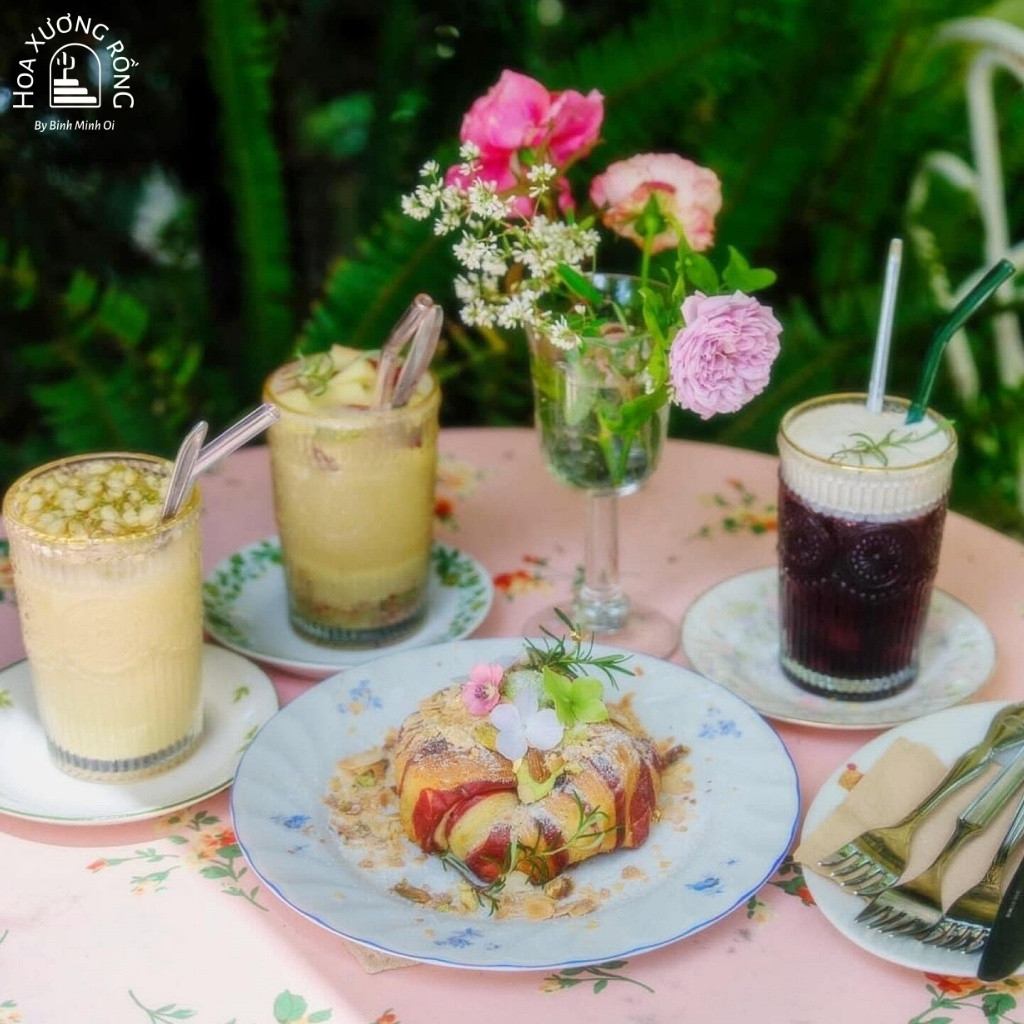 Đồ uống và bánh ngọt hấp dẫn tại Dưới Tán Thông Già Coffee House