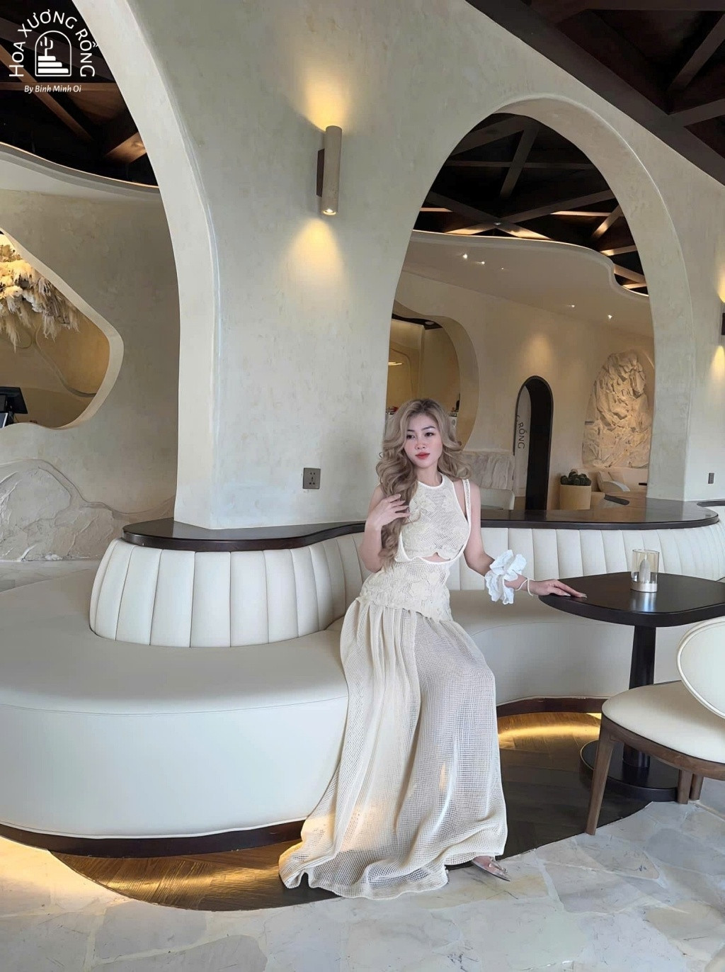 Du khách tận hưởng không gian và đồ uống tại Hoa Xương Rồng Cafe