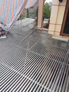 Làm khung sắt treo lan